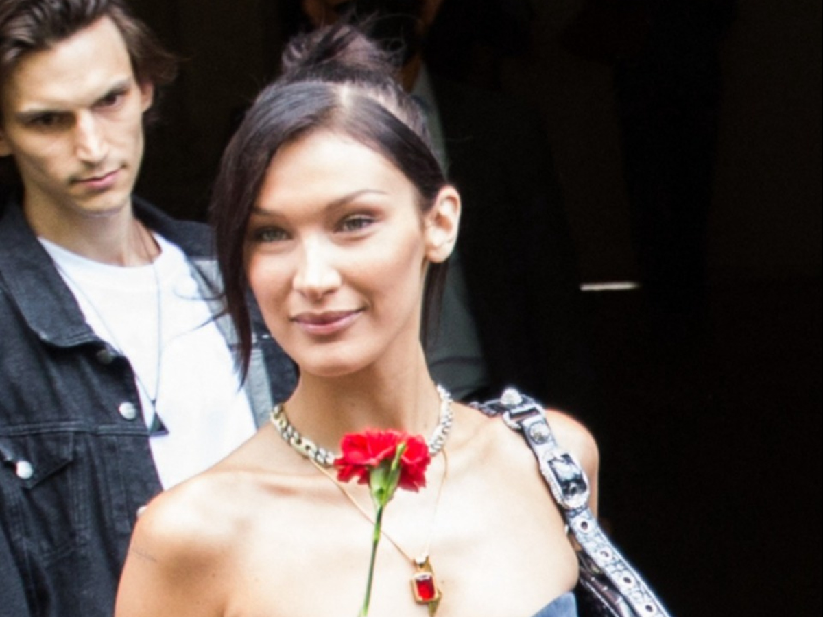 Η Bella Hadid βγήκε βόλτα φορώντας μόνο την…μπλούζα της