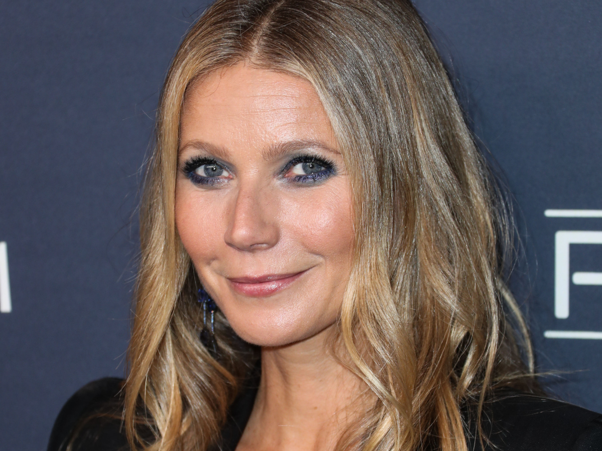 H Qwyneth Paltrow βρήκε τα σωστά κοσμήματα για το μαύρο σου φόρεμα