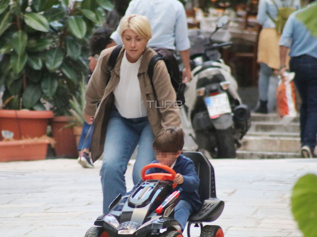 Σία Κοσιώνη: Χαλαρή βόλτα με τον γιο της στο κέντρο της Αθήνας