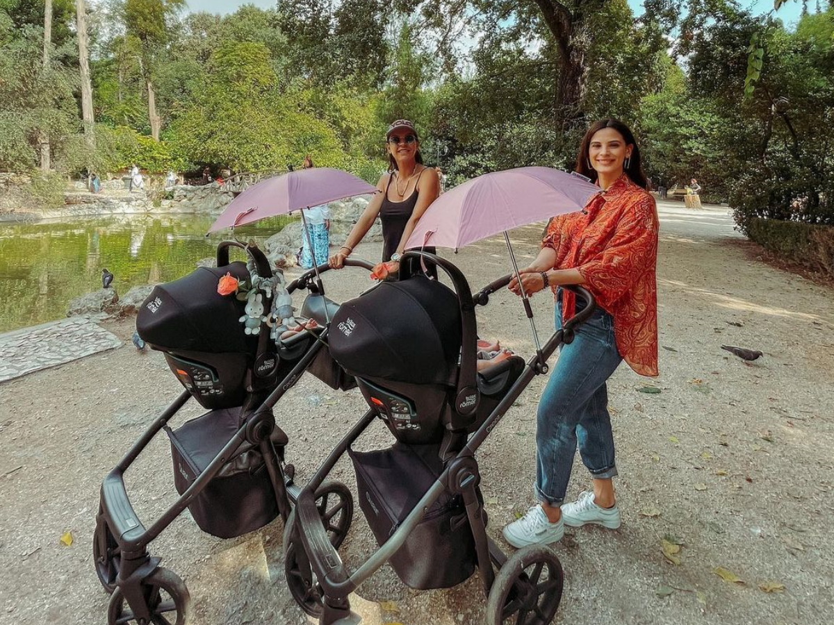 Χριστίνα Μπόμπα: Βόλτα στο Ζάππειο με τις κόρες της και την κουμπάρα της, Μαρίνα Βερνίκου