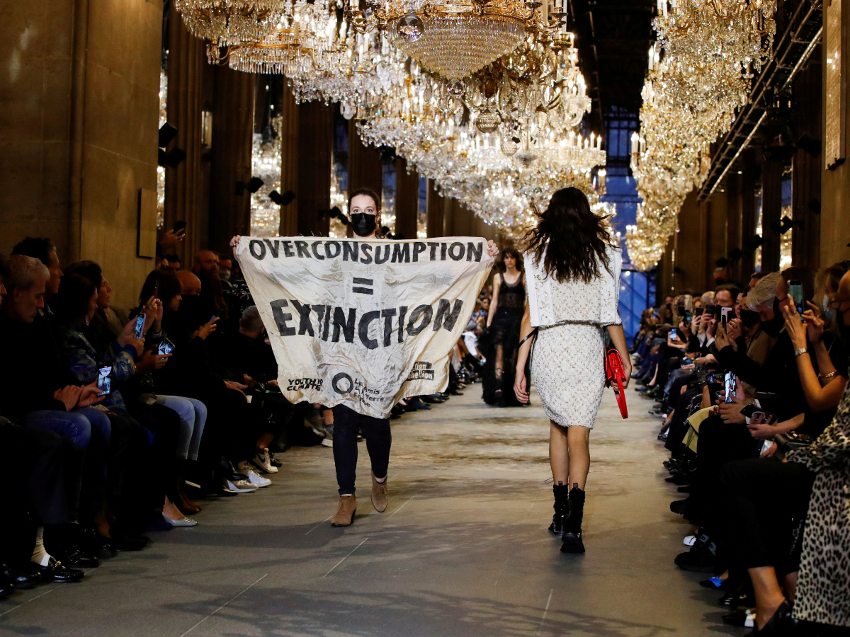 Διαδηλώτρια εισέβαλε στο show του Louis Vuitton