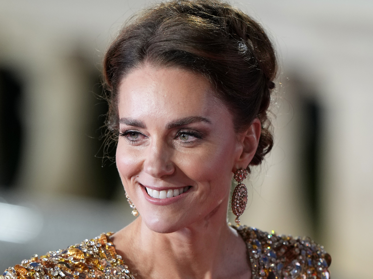 H Kate Middleton με τα κυματιστά μαλλιά της ελεύθερα είναι άλλος άνθρωπος