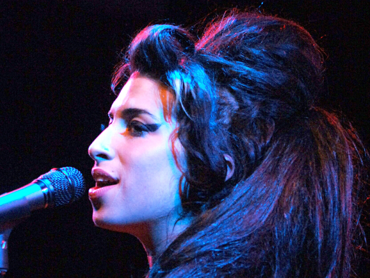To φόρεμα από την τελευταία συναυλία της Amy Winehouse πωλήθηκε για 243.000 δολάρια