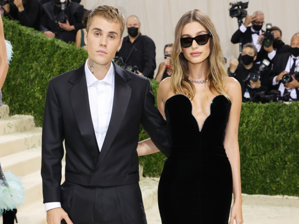 H Hailey Bieber φωτογραφίζεται για το brand του Justin Bieber… στο σπίτι τους