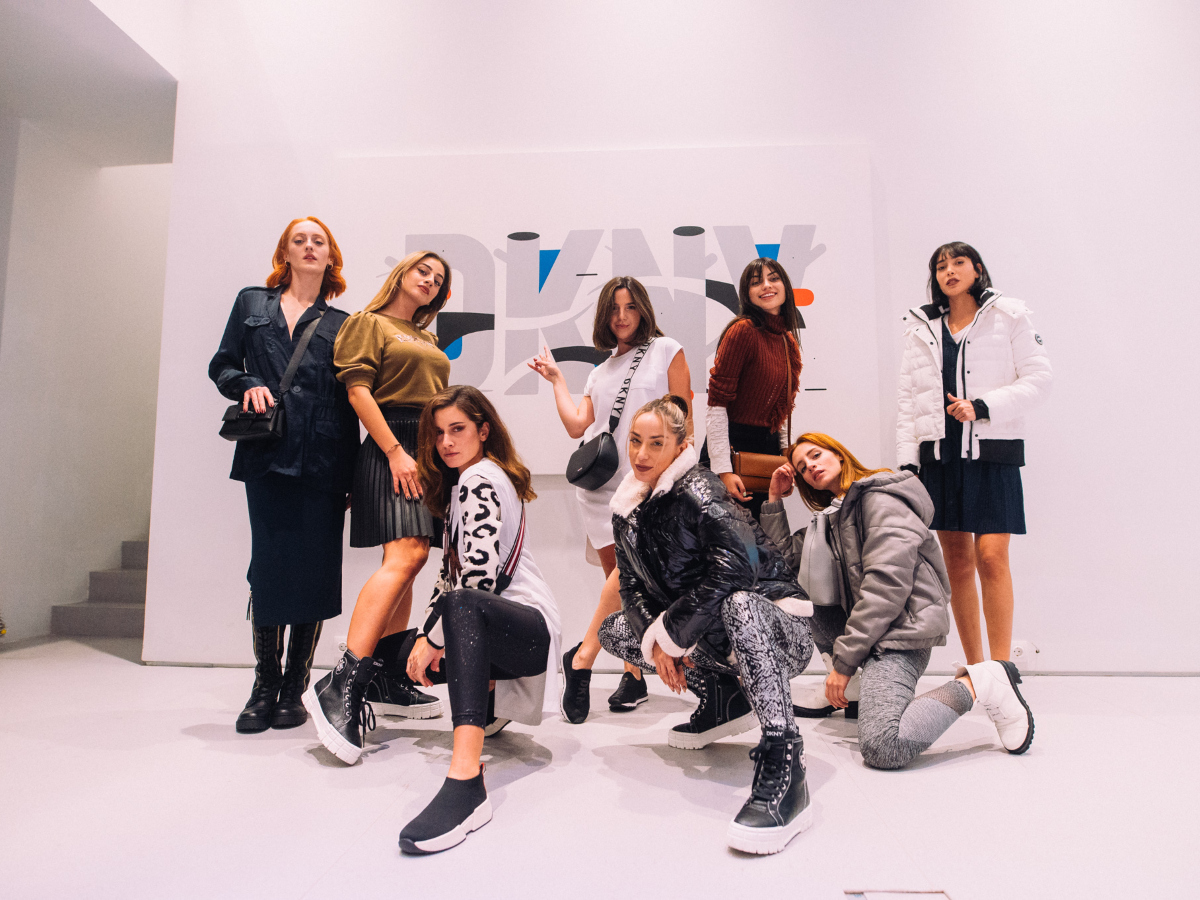Φαντασμαγορικό fashion event του εμβληματικού νεοϋορκέζικου brand DKNY, που ανανεώνεται και επανατοποθετείται
