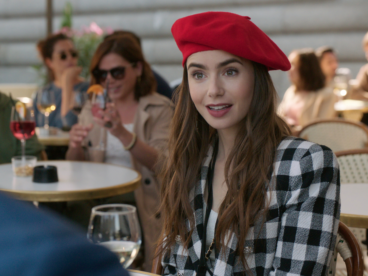 Emily in Paris: Η Lily Collins μας δίνει teaser με τα σύνολα που θα δούμε φέτος