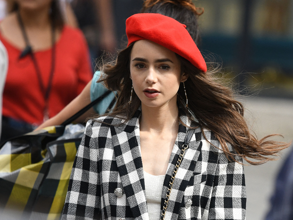 Emily in Paris: Η Lily Collins με δημιουργίες του Βασίλη Ζούλια στη νέα σεζόν