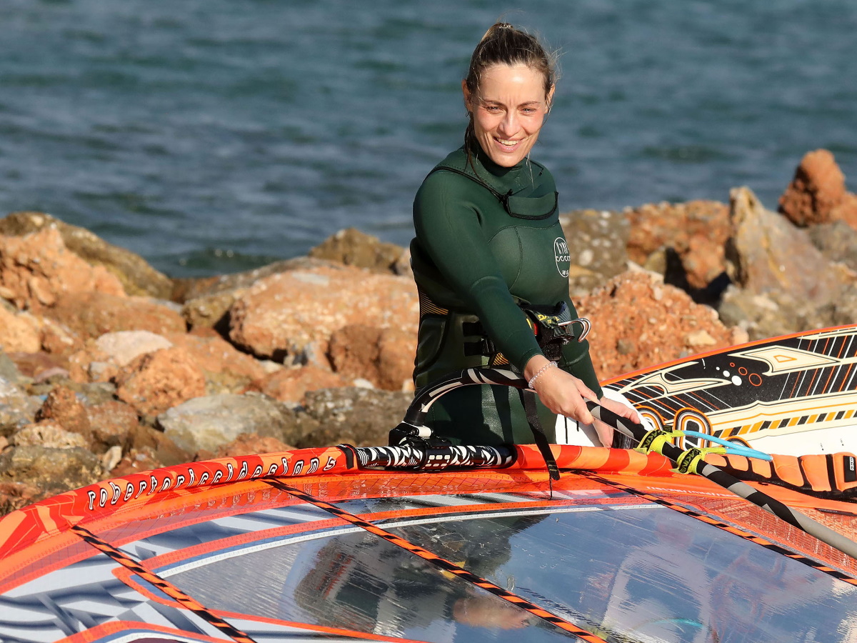 Ελεονώρα Μελέτη: Καρέ – καρέ η επική τούμπα με τη σανίδα του surf – Φωτογραφίες