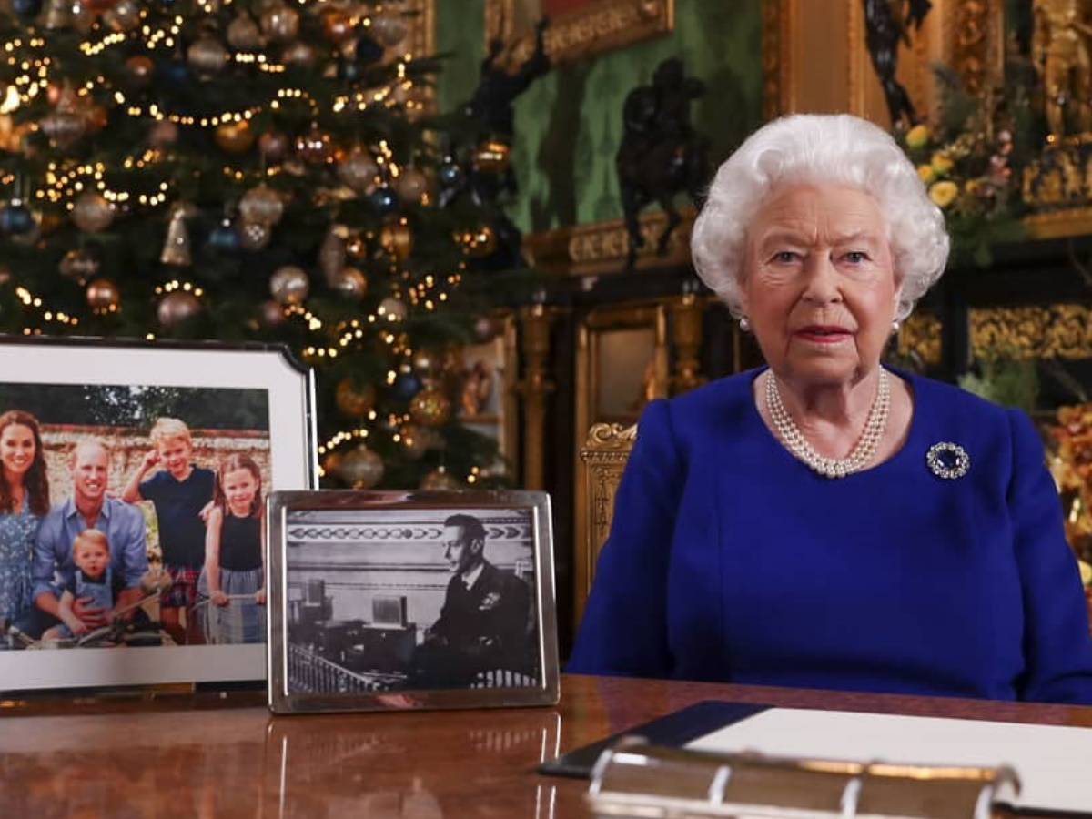 Βασίλισσα Ελισάβετ: Το εντυπωσιακό χριστουγεννιάτικο δέντρο των 6 μέτρων στο παλάτι του Windsor – Βίντεο