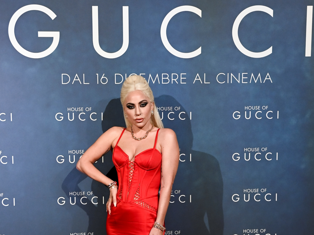 Lady Gaga: Σπάει το σερί των Gucci look με φόρεμα Versace