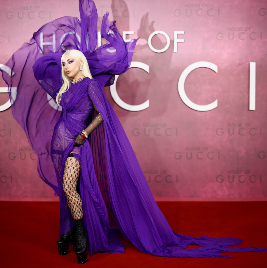 Lady Gaga: Eντυπωσιακή με Gucci φόρεμα στην πρεμιέρα της ταινίας “House of Gucci”