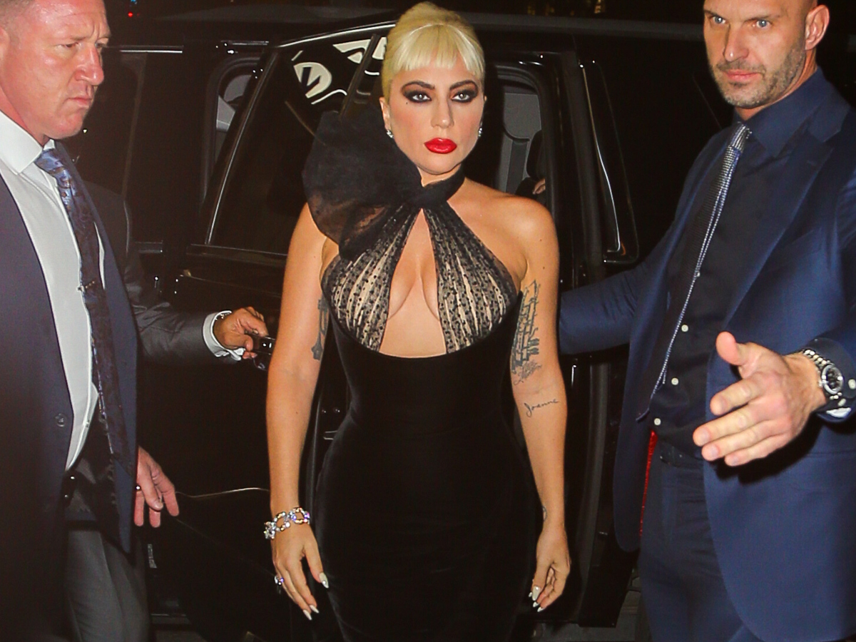 H Lady Gaga έκοψε την ανάσα με το drama φόρεμα που φόρεσε στη Νέα Υόρκη