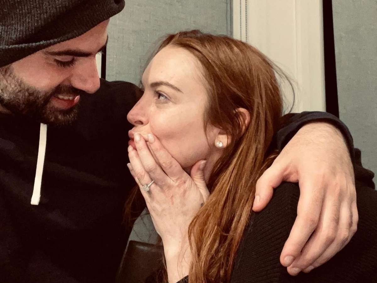 Lindsay Lohan: Αρραβωνιάστηκε και μας δείχνει το εντυπωσιακό μονόπετρο – Ποιος είναι ο άνδρας που της έκλεψε την καρδιά