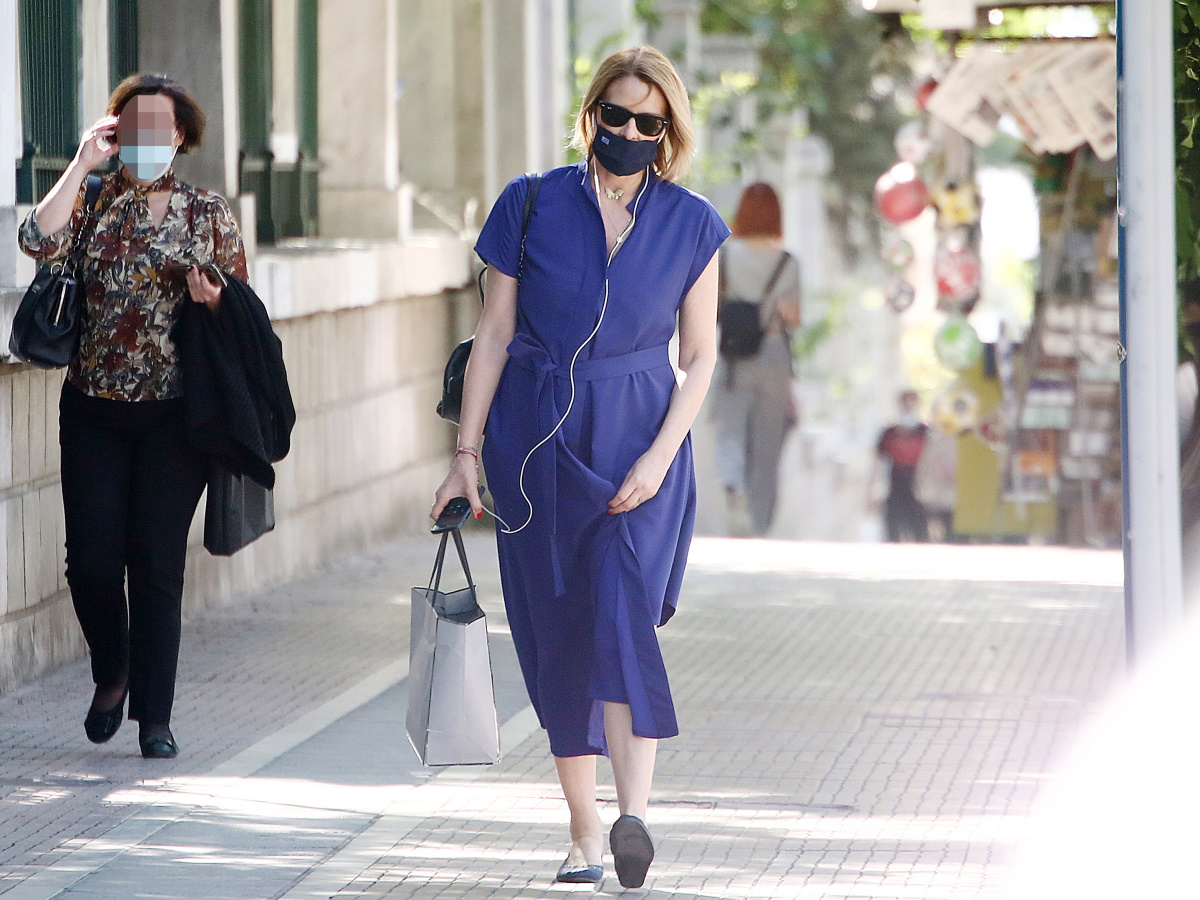 Τζένη Μπαλατσινού: Φθινοπωρινές βόλτες με τους δύο γιους της – Φωτογραφίες