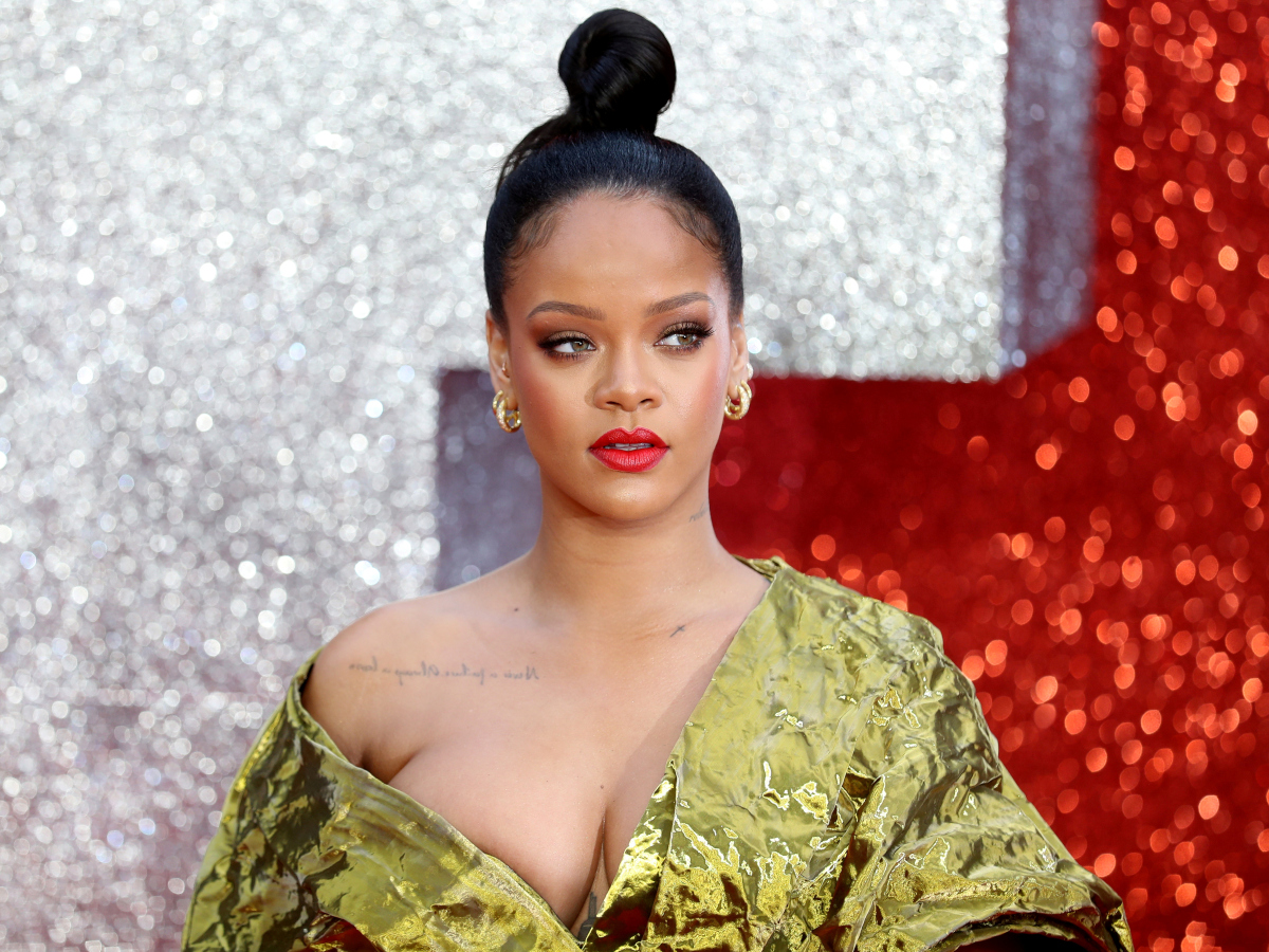 Rihanna: Το φετινό της παλτό είναι πολύ… μπροστά