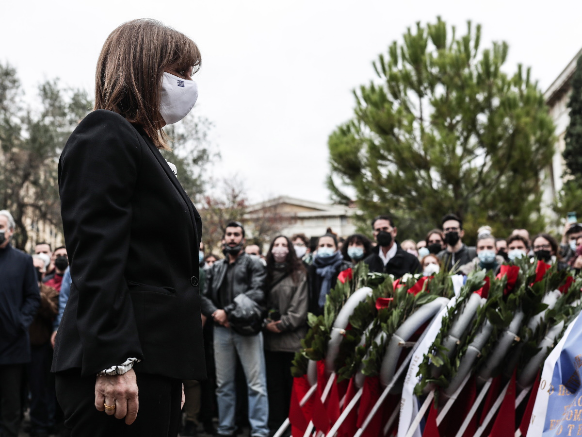 Πολυτεχνείο: Κατέθεσε στεφάνι η Κατερίνα Σακελλαροπούλου χωρίς… παρατράγουδα