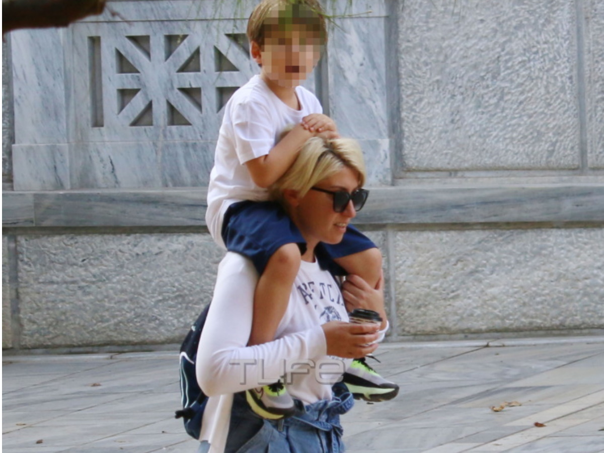 Σία Κοσιώνη: Βόλτα στο κέντρο της Αθήνας με τον γιο της Δήμο