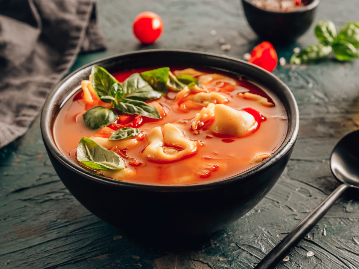 Συνταγή για ζεστή σούπα ντομάτας με τορτελίνια