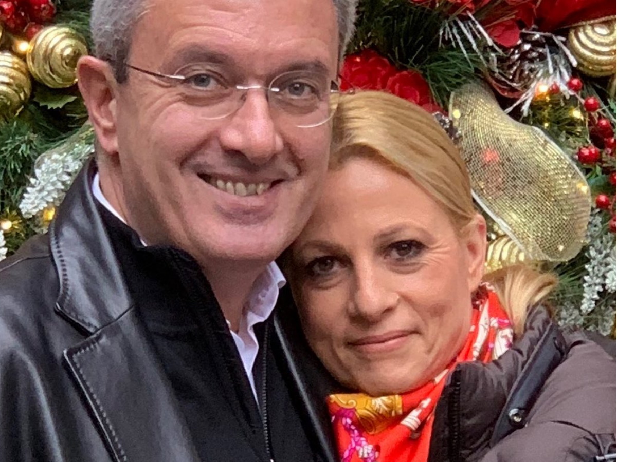 Νίκος Χατζηνικολάου – Κρίστη Τσολακάκη: Η φωτογραφία με το τρυφερό φιλί μπροστά στο χριστουγεννιάτικο δέντρο