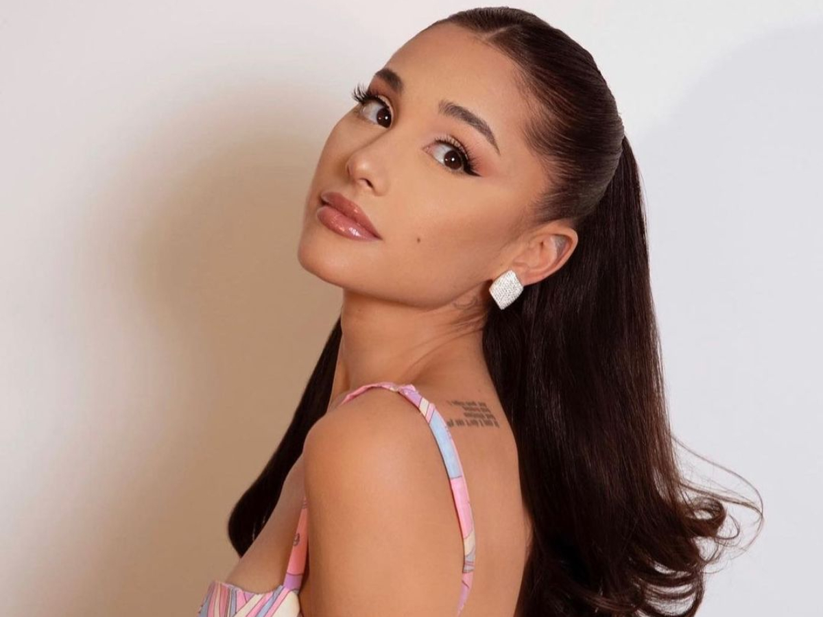 Η Ariana Grande υιοθέτησε την ωραιότερη εκδοχή του cat eye