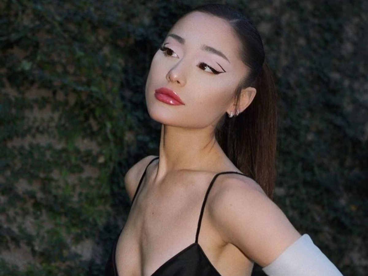 H Ariana Grande με ένα ακόμη συγκλονιστικό ρετρό eyeliner look