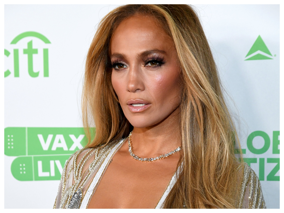 O nail artist της Jennifer Lopez αποκαλύπτει τα αγαπημένα του κόκκινα-χρυσά looks
