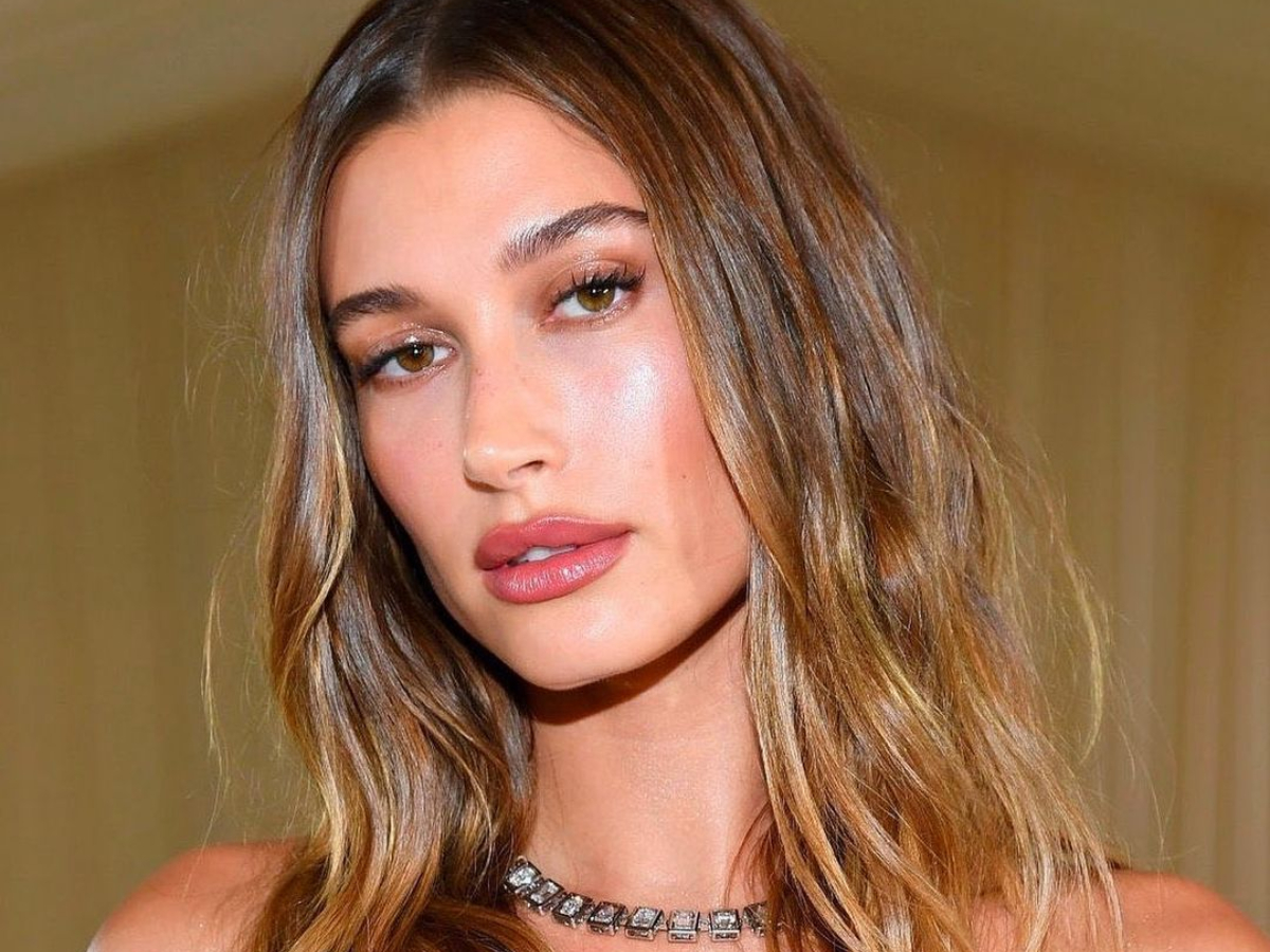 Το trick της Hailey Bieber για πλούσια χείλη