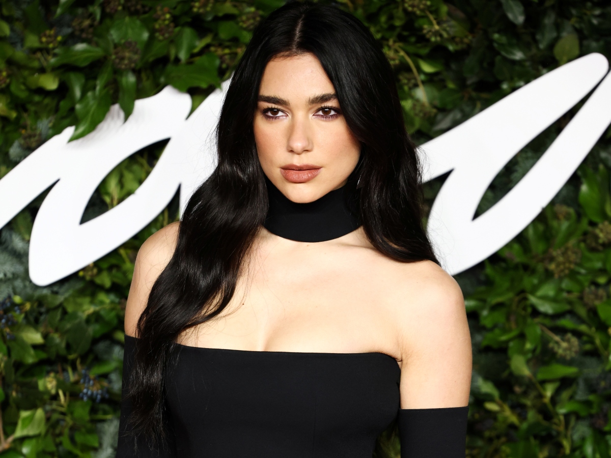 H Dua Lipa έκοψε τα μαλλιά της πολύ και είναι το hairinspo της εβδομάδας