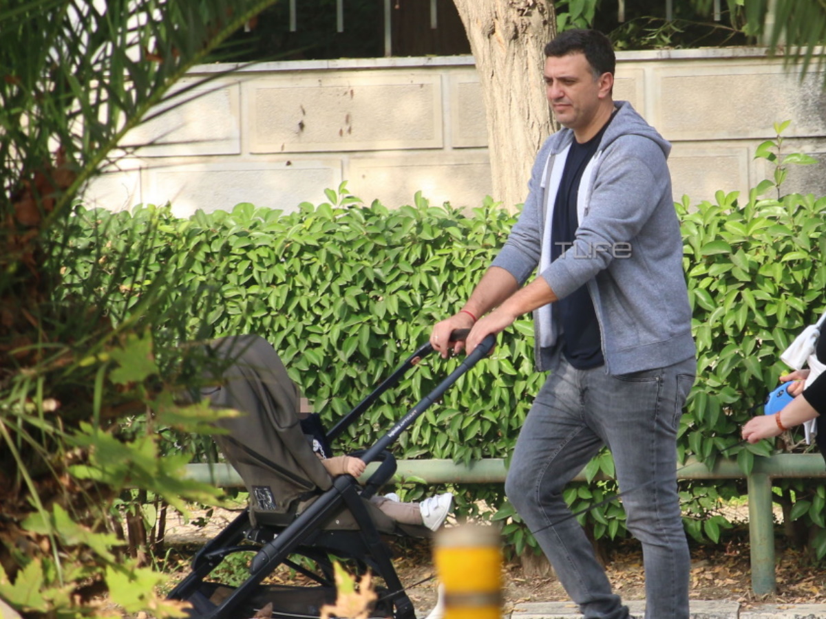 Βασίλης Κικίλιας: Απολαμβάνει τις βόλτες με τον 11 μηνών γιο του Παναγιώτη – Αντώνη – Φωτογραφίες