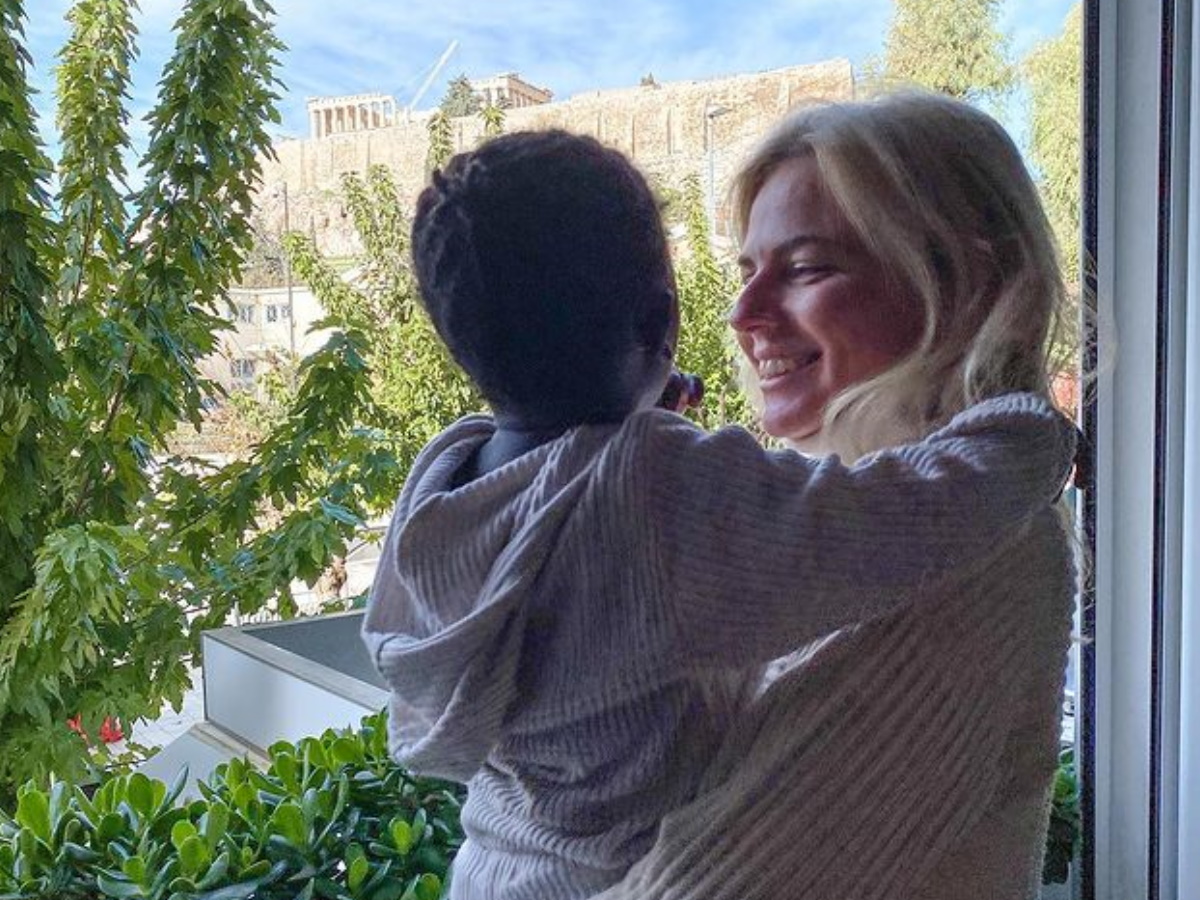 Χριστίνα Κοντοβά: Οι φωτογραφίες με την κόρη της Ada από το παιδικό της δωμάτιο στο σπίτι τους στην Αθήνα