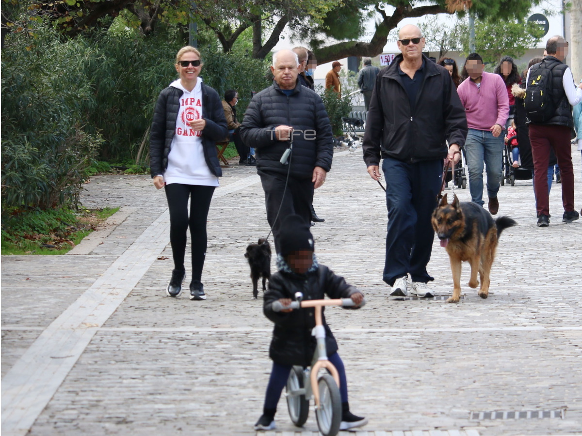 Χριστίνα Κοντοβά: Οικογενειακή βόλτα με τον σύντροφό της, τη μικρή Ada και τον πατέρα της