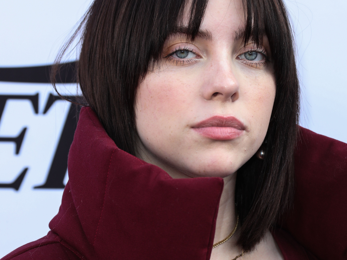 Billie Eilish: Δεν την έχουμε ξαναδεί με τόσο girly σύνολο