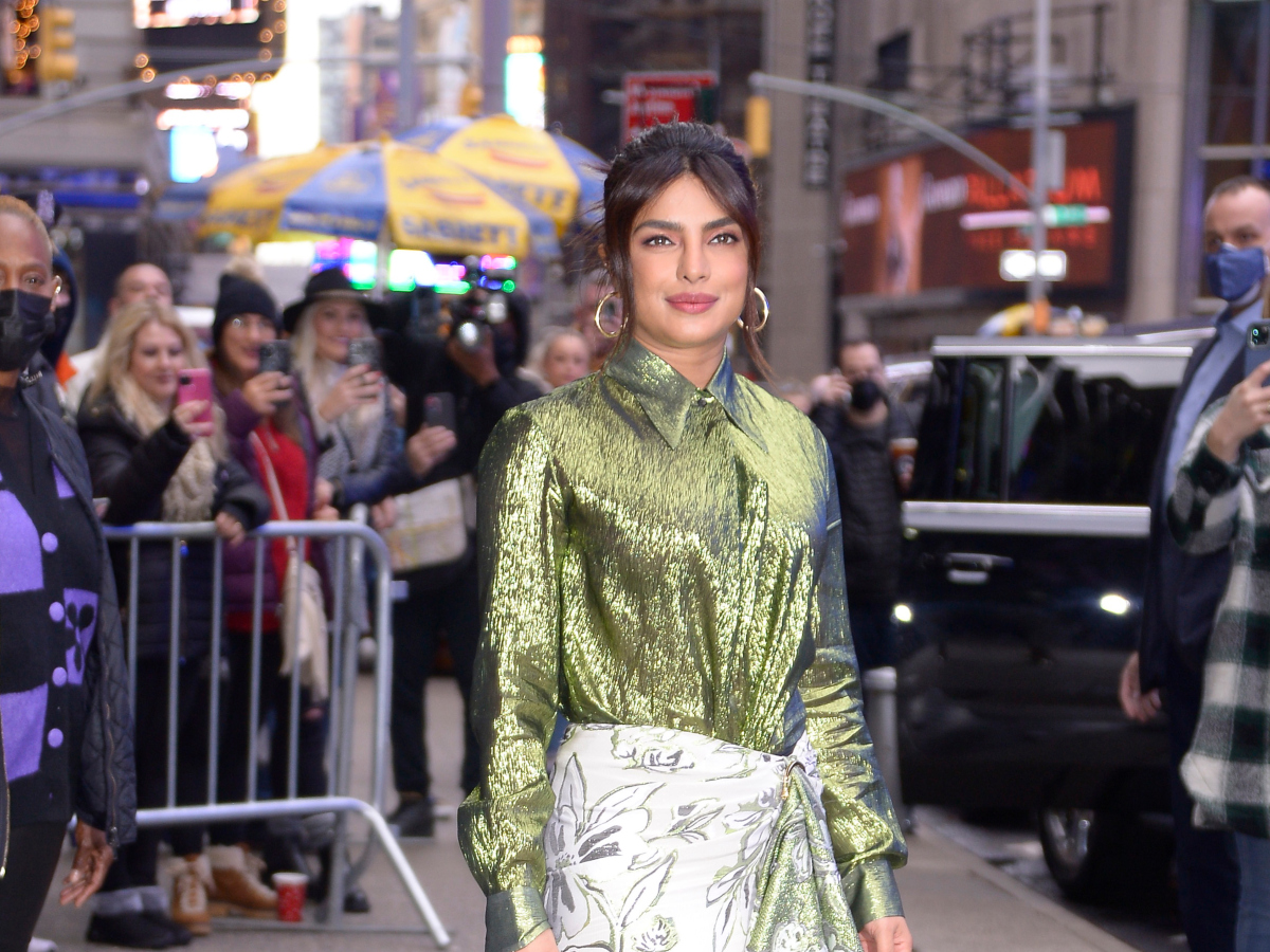 Priyanka Chopra: Δες πώς έδωσε σε ένα έθνικ κομμάτι εορταστικό στιλ