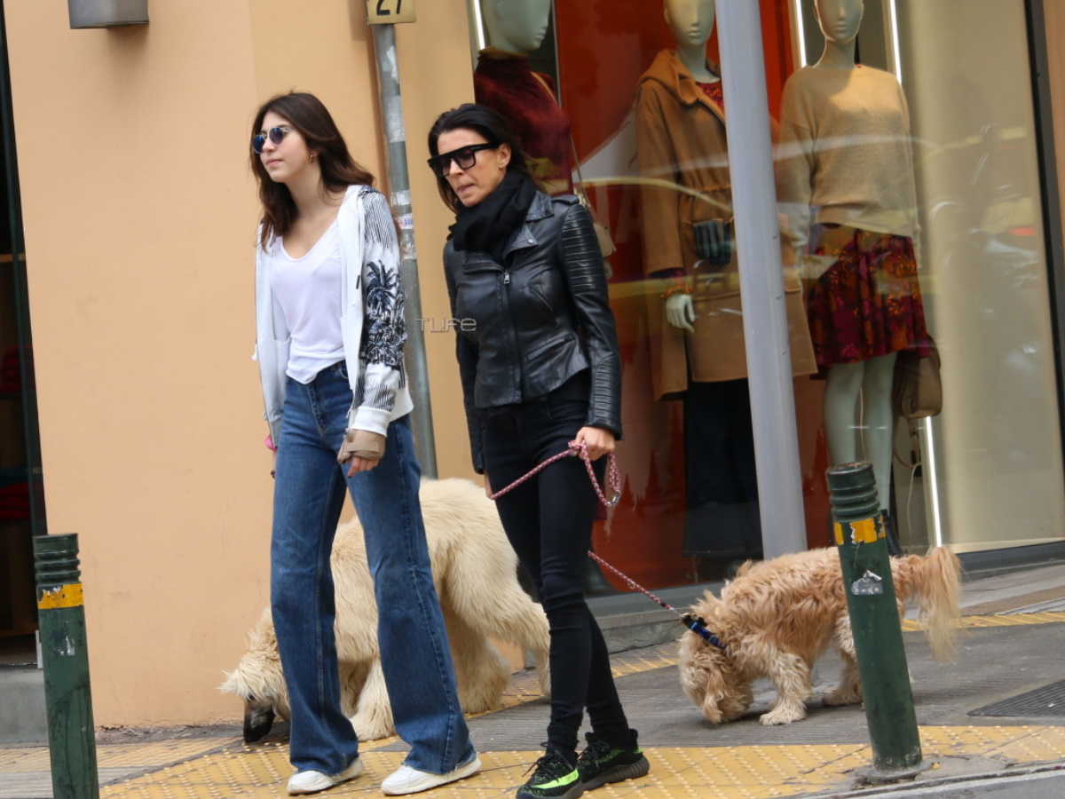 Μαρίνα Βερνίκου: Για ψώνια με την κόρη της Ντεμήλια στο κέντρο της Αθήνας – Φωτογραφίες