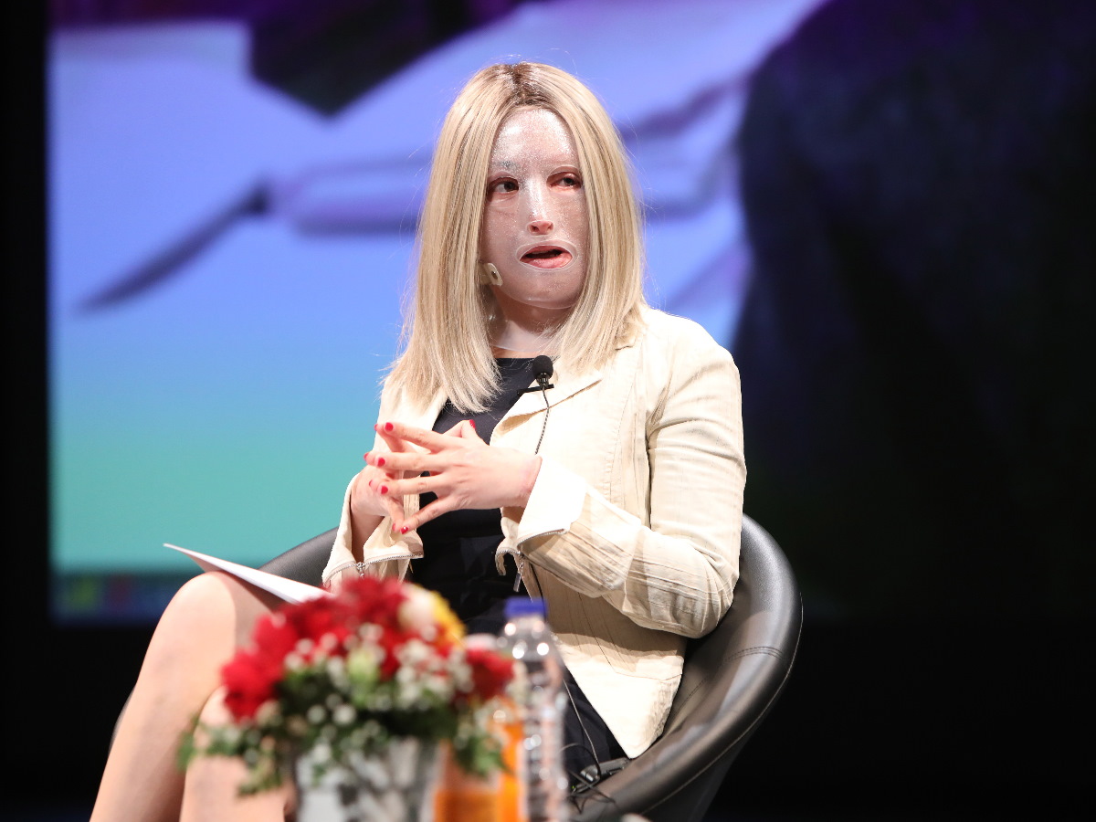 Ιωάννα Παλιοσπύρου: Απαντά πότε θα δείξει το πρόσωπό της χωρίς μάσκα