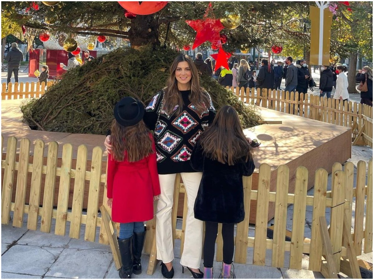 Σταματίνα Τσιμτσιλή: Η χριστουγεννιάτικη έξοδος με τις κόρες της στο Σύνταγμα
