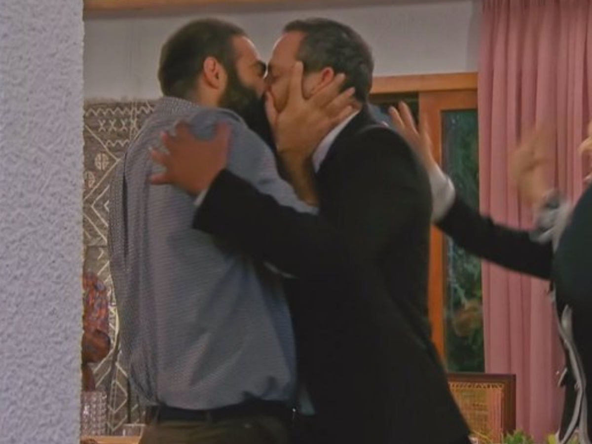«Η Τούρτα της Μαμάς»: Γκέι φιλί στη σειρά της ΕΡΤ – Αποθεώθηκε η σκηνή στα social media