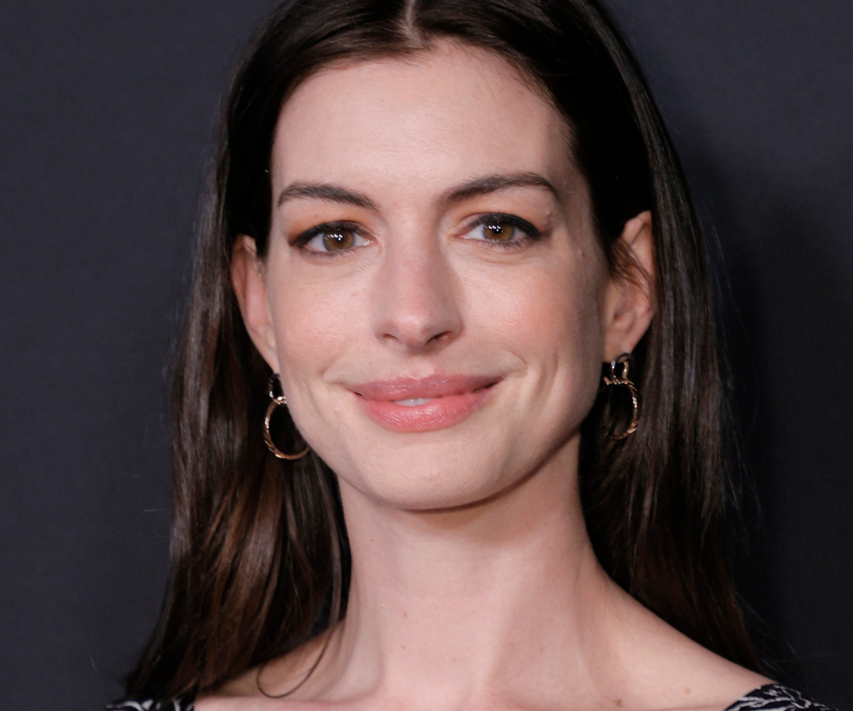Anne Hathaway: Με την αλλαγή στα μαλλιά της αναβιώνει το look στην ταινία “Ο Διάβολος φορούσε Prada”