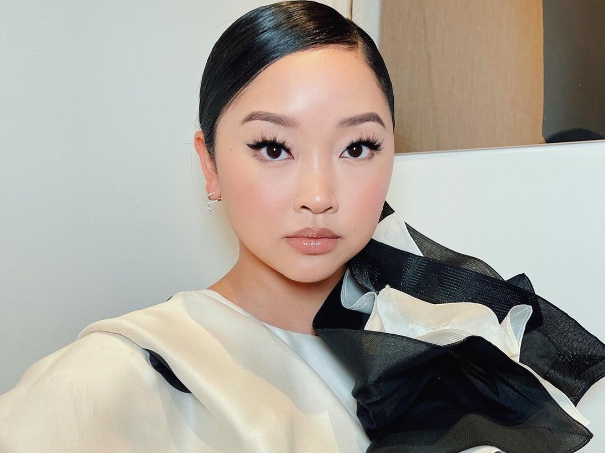 Το μανικιούρ της Lana Condor είναι matchy με το δαχτυλίδι των αρραβώνων της