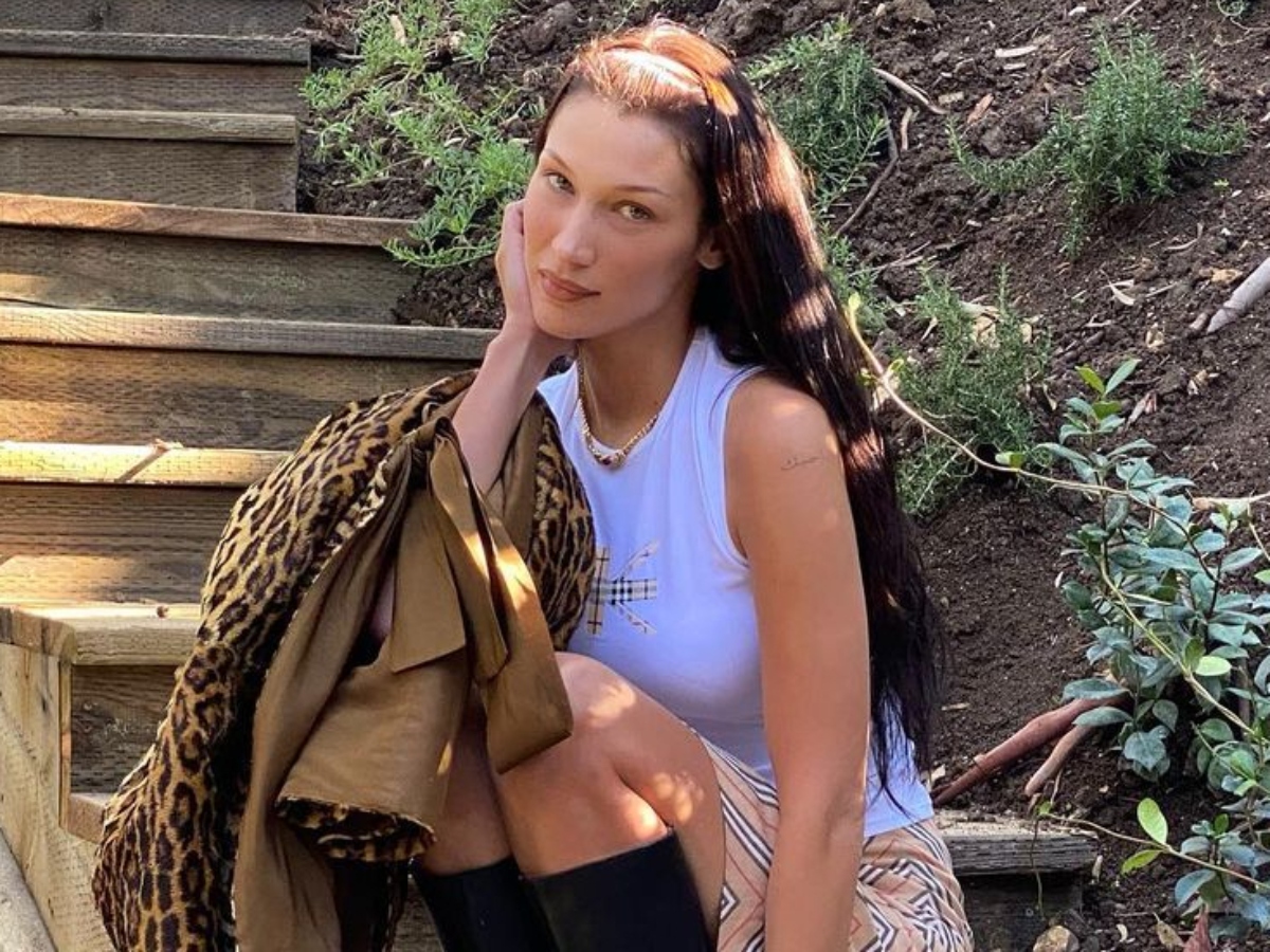 H Bella Hadid φορά εμβληματικό 90’s αξεσουάρ μαλλιών με τον πιο μοντέρνο τρόπο