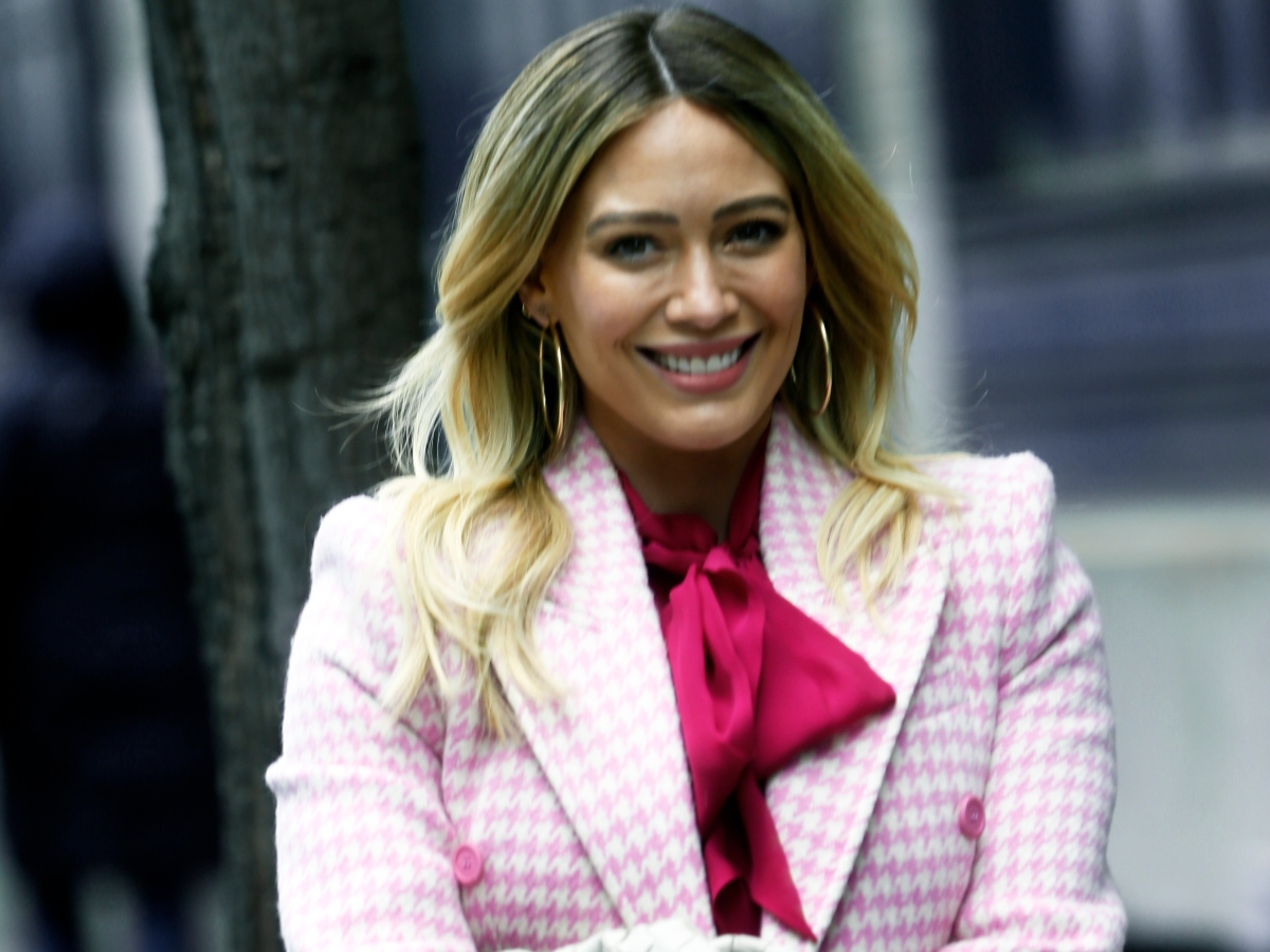 Η Hilary Duff με μακριά, κυματιστά μαλλιά μοιάζει με τη Barbie