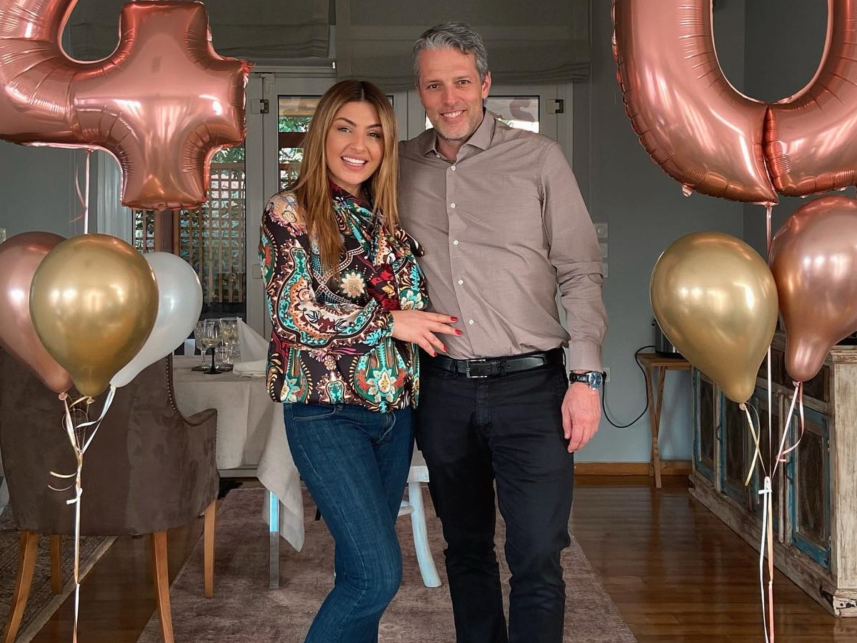 Έλενα Παπαρίζου: Η φωτογραφία με τον σύζυγό της και ο εντυπωσιακός στολισμός του σπιτιού τους για τα γενέθλιά της