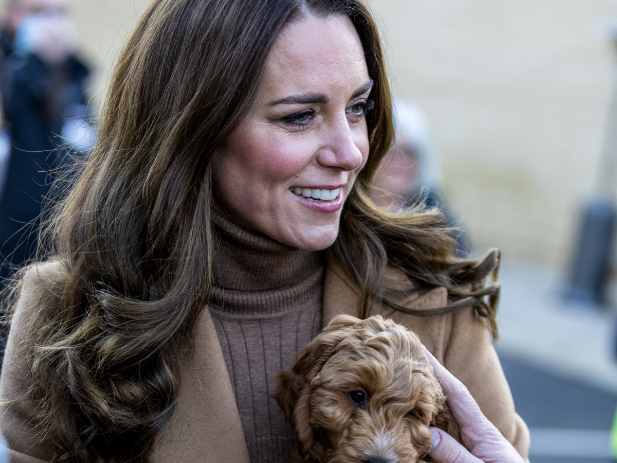 Kate Middleton: Φόρεσε την τάση που θα σε κάνει να ξεχάσεις το total black