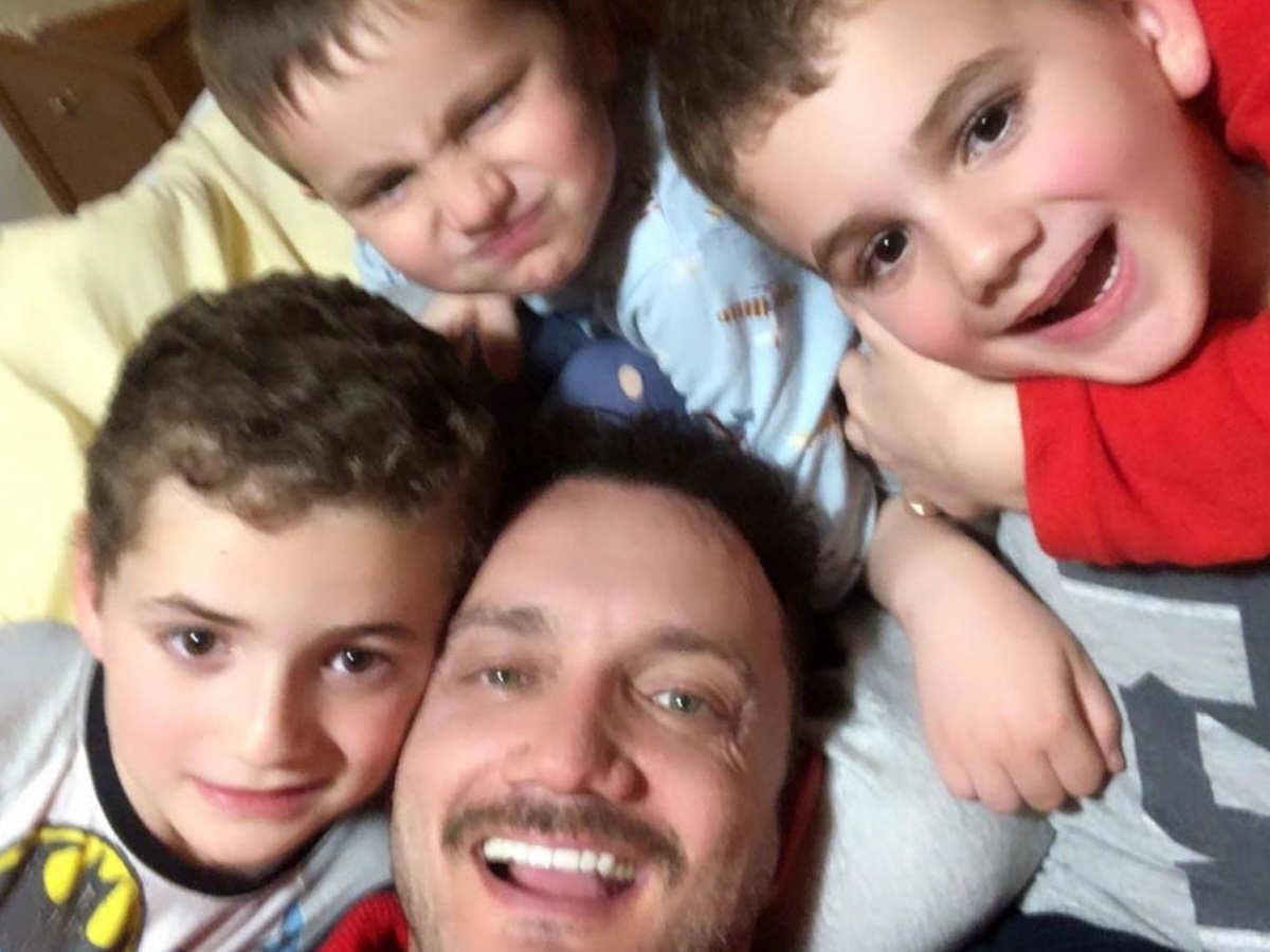 Χρήστος Μενιδιάτης: Με κορονοϊό ο τραγουδιστής, η σύζυγός του και τα τρία τους παιδιά