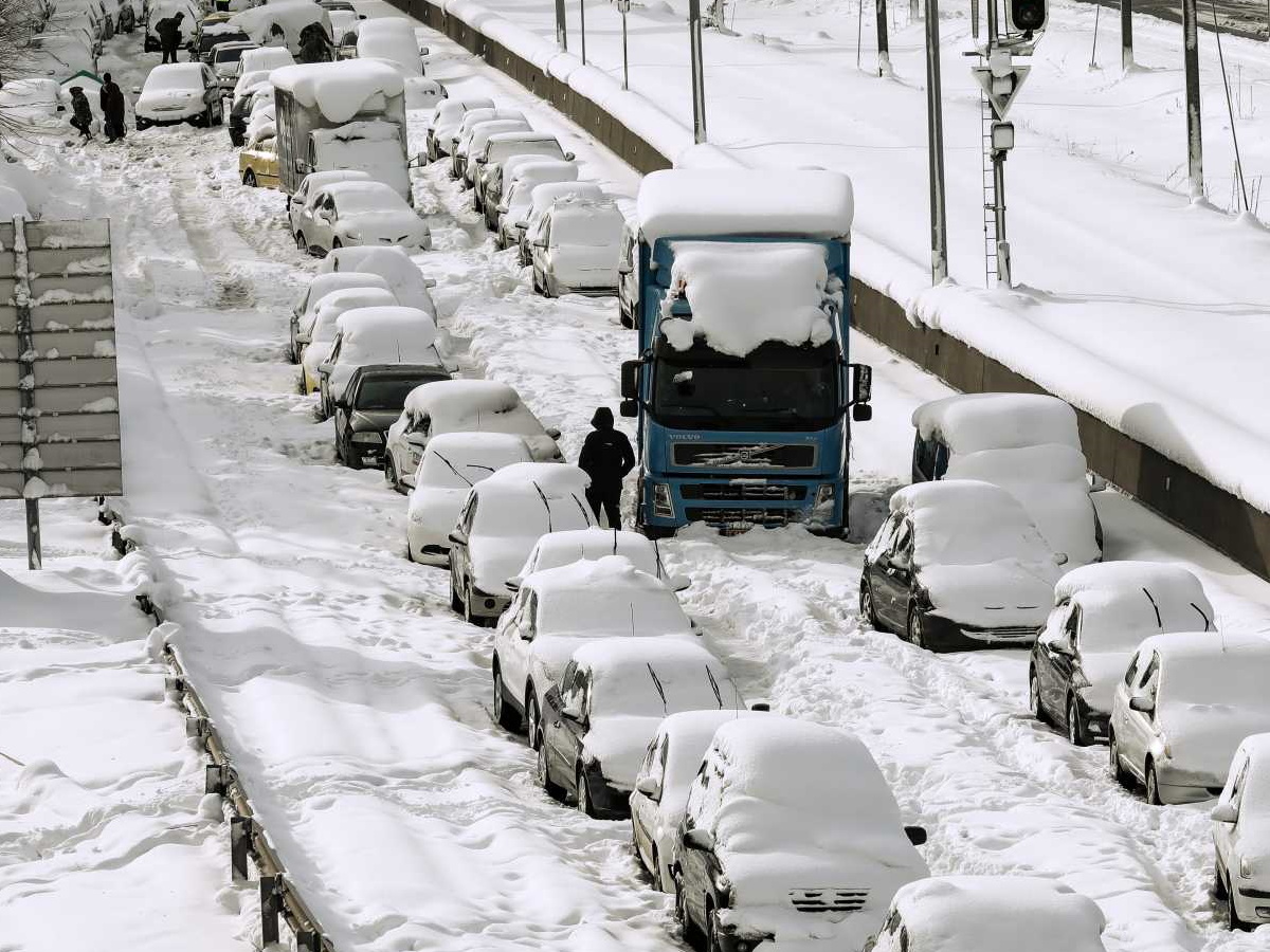 Κακοκαιρία – Live News: Οργή εγκλωβισμένων στην Αττική Οδό – «Περπατούσα 3 ώρες για να φτάσω σπίτι μου»