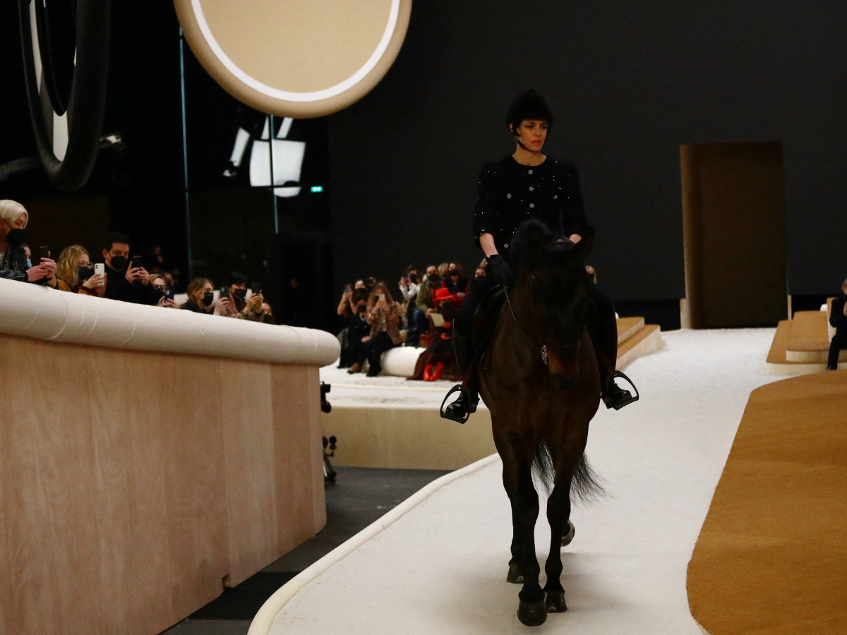Chanel: H Charlotte Casiraghi άνοιξε το Couture show πάνω σε ένα άλογο