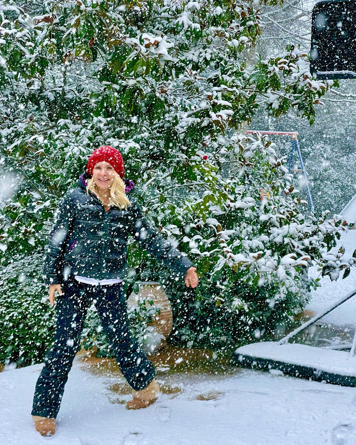 Μενεγάκη: Βγήκε στον χιονισμένο κήπο της και έκανε σαν μικρό παιδί[photos]