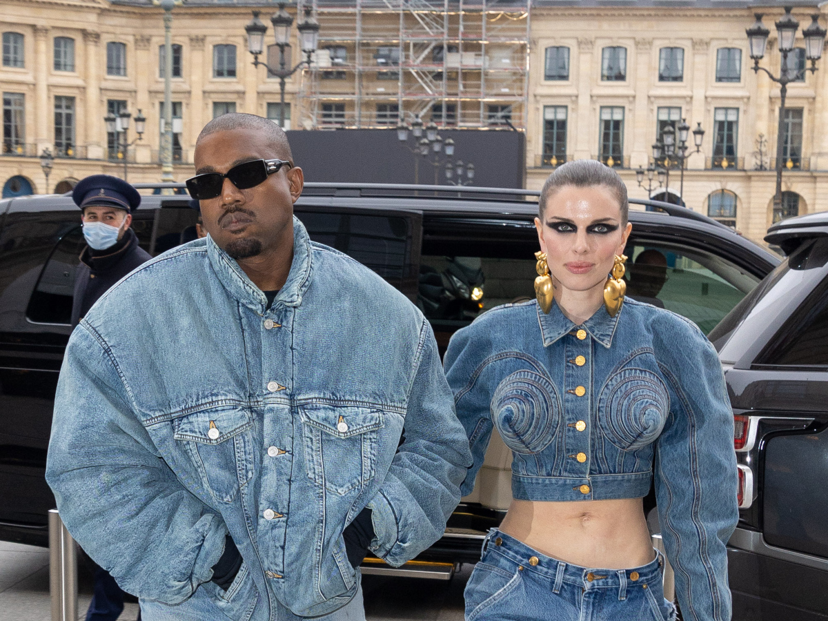 Kanye West-Julia Fox: Το ζευγάρι κάνει το ντεμπούτο του στο red carpet με denim look