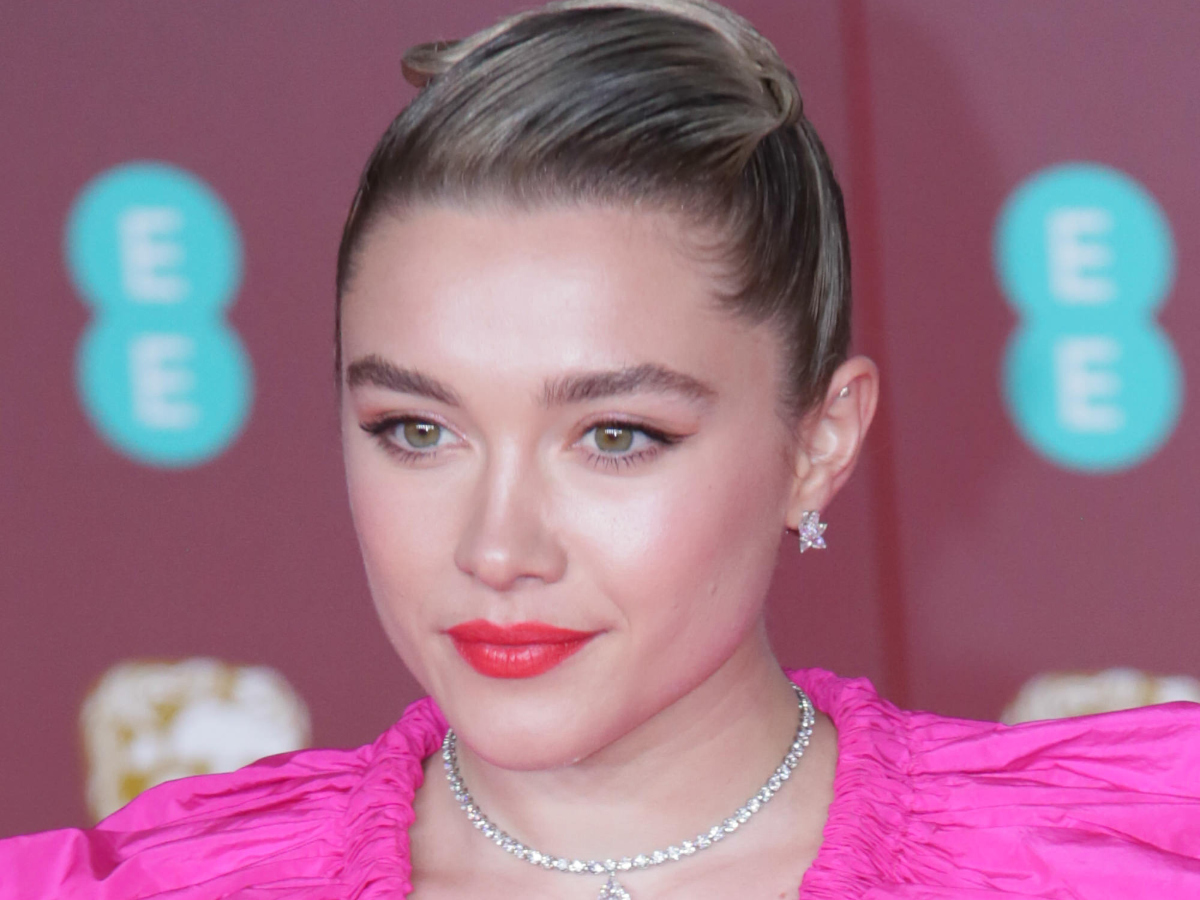 Η Florence Pugh συνδύασε τις punk μπότες της με το πιο girly φόρεμα