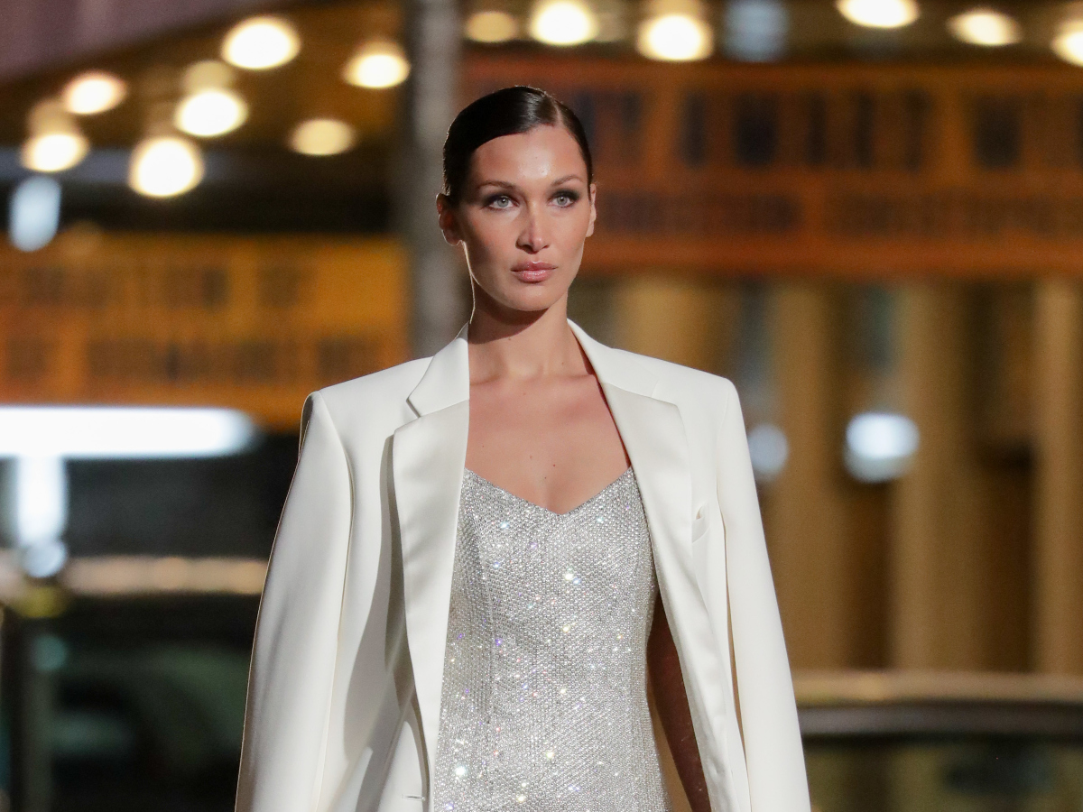 Bella Hadid: Tι φοράει όταν βγαίνει με τις φίλες της